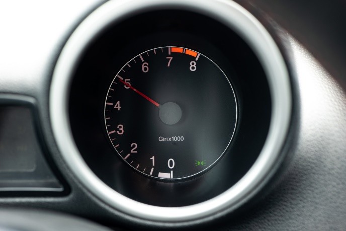 Ein Drehzahlmesser im Auto